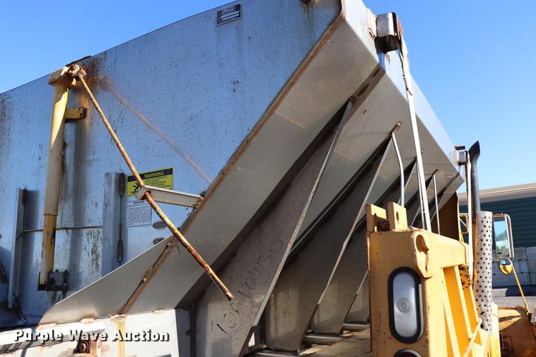 image for item EC9292 1992 International 4900 dump truck