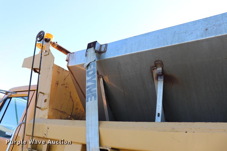 image for item EC9292 1992 International 4900 dump truck