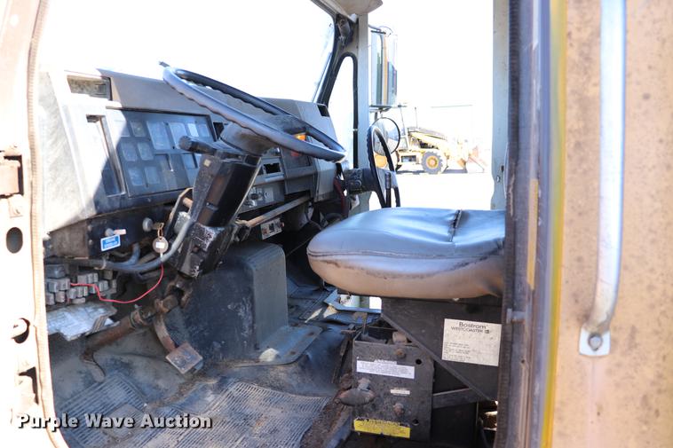 image for item EC9293 1991 International 4700LP recycling truck