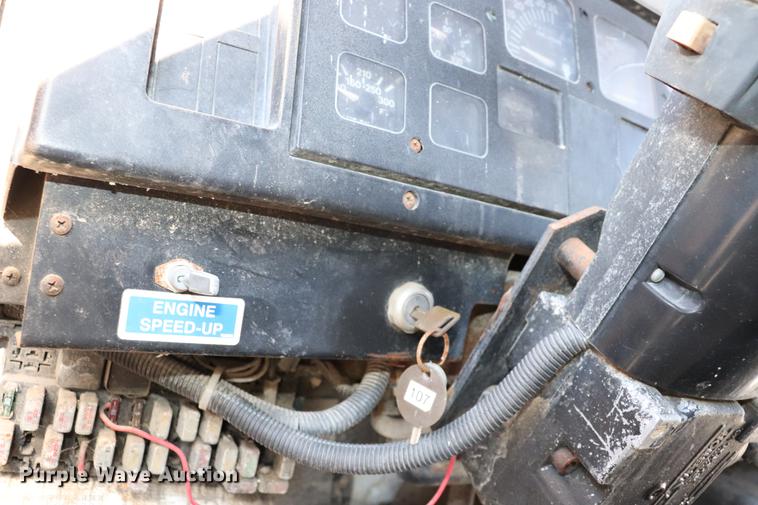 image for item EC9293 1991 International 4700LP recycling truck