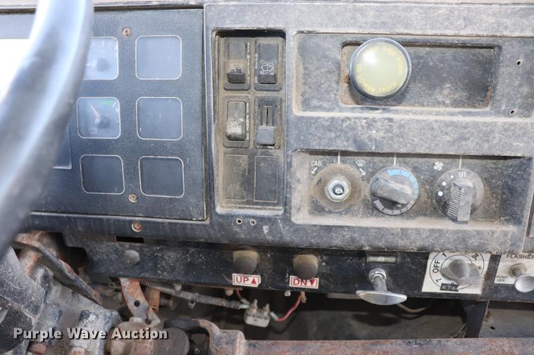 image for item EC9293 1991 International 4700LP recycling truck