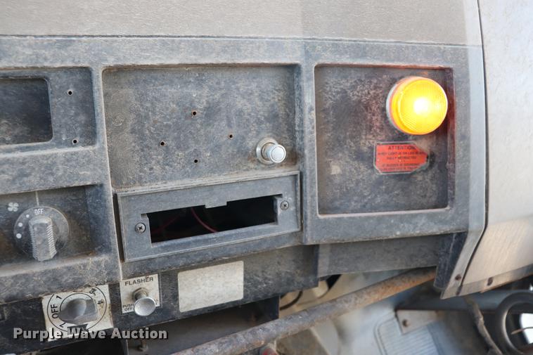 image for item EC9293 1991 International 4700LP recycling truck