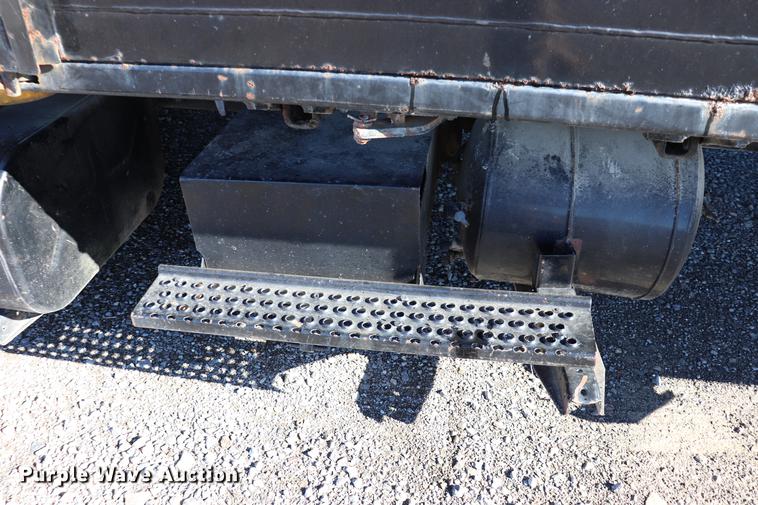 image for item EC9293 1991 International 4700LP recycling truck