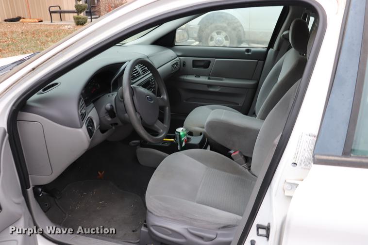 image for item EC9378 2005 Ford Taurus SE