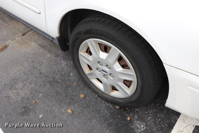 image for item EC9378 2005 Ford Taurus SE