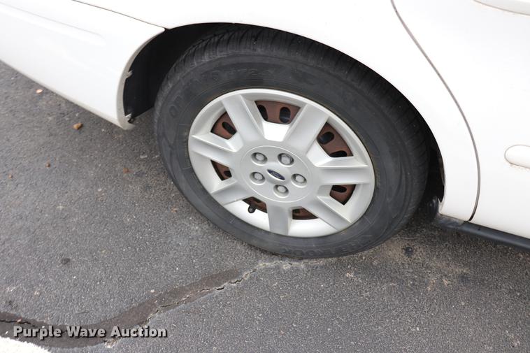 image for item EC9378 2005 Ford Taurus SE