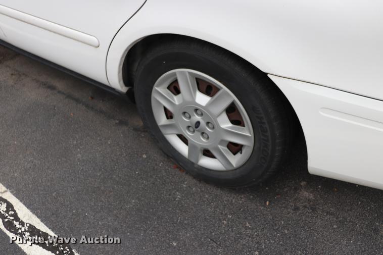image for item EC9378 2005 Ford Taurus SE