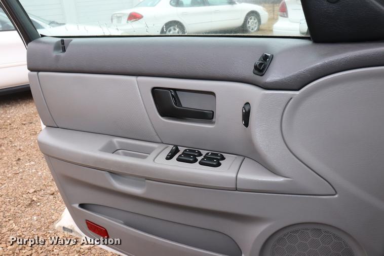 image for item EC9379 2005 Ford Taurus SE