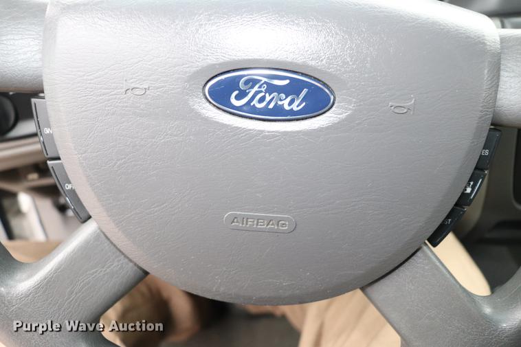 image for item EC9381 2005 Ford Taurus SE