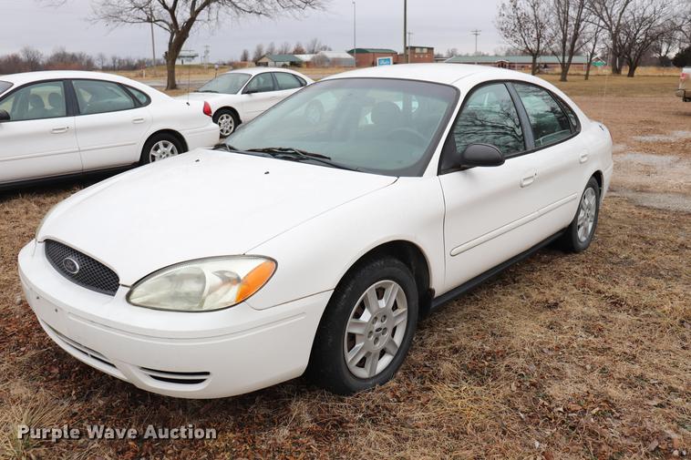 image for item EC9382 2004 Ford Taurus SE