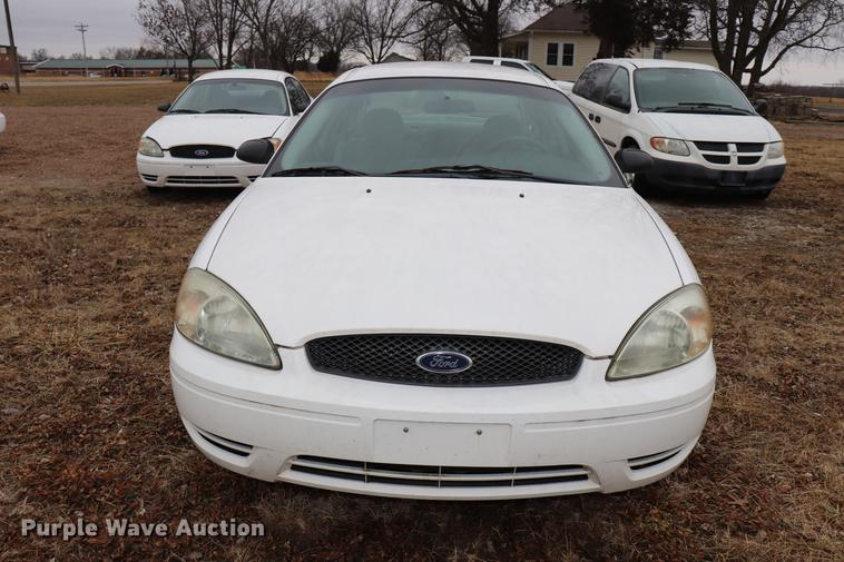 image for item EC9382 2004 Ford Taurus SE