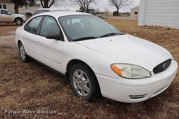 image for item EC9382 2004 Ford Taurus SE