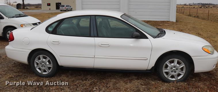 image for item EC9382 2004 Ford Taurus SE