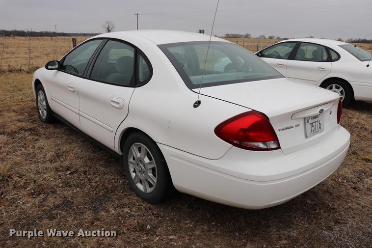 image for item EC9382 2004 Ford Taurus SE