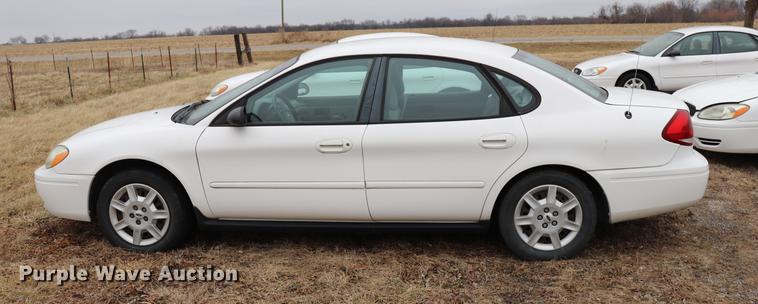 image for item EC9382 2004 Ford Taurus SE