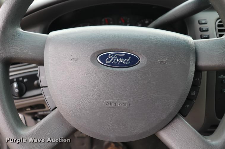 image for item EC9382 2004 Ford Taurus SE