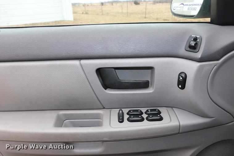 image for item EC9382 2004 Ford Taurus SE