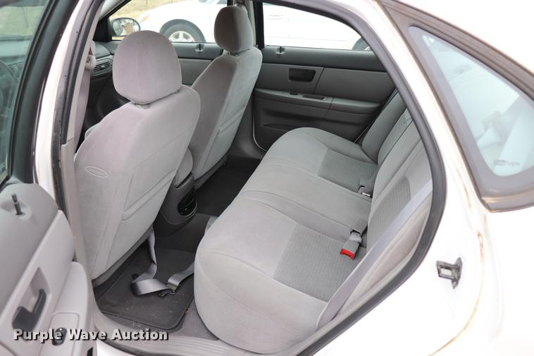 image for item EC9382 2004 Ford Taurus SE