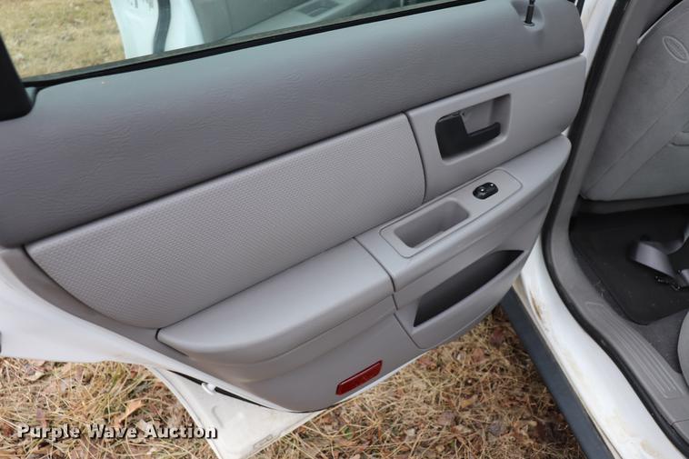 image for item EC9382 2004 Ford Taurus SE