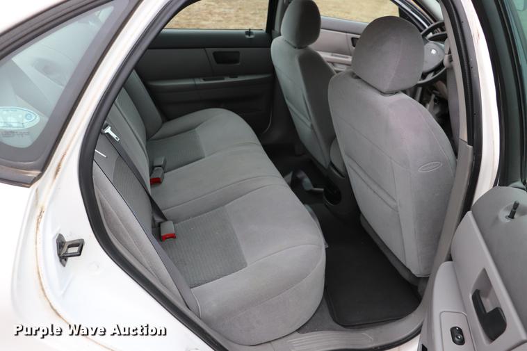 image for item EC9382 2004 Ford Taurus SE