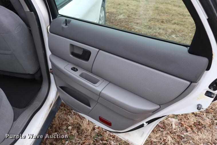 image for item EC9382 2004 Ford Taurus SE