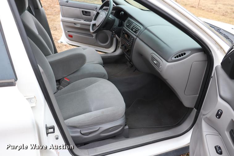 image for item EC9382 2004 Ford Taurus SE