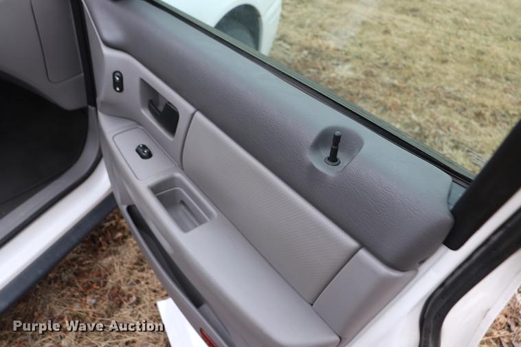 image for item EC9382 2004 Ford Taurus SE