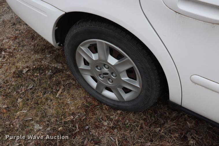 image for item EC9382 2004 Ford Taurus SE