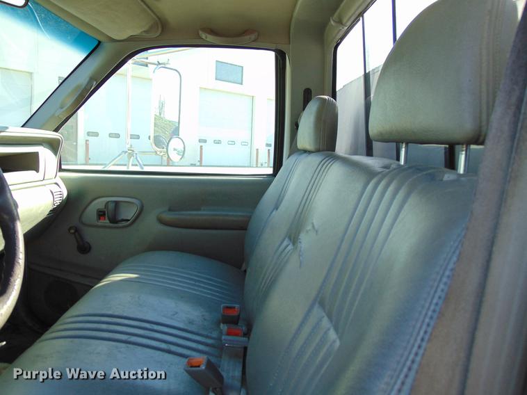 image for item EE9334 2000 Chevrolet 3500 utility bed pickup truck