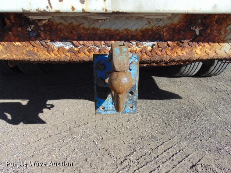 image for item EE9334 2000 Chevrolet 3500 utility bed pickup truck