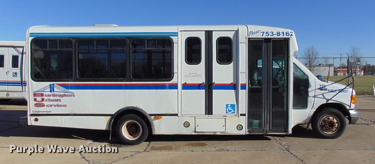 image for item EE9337 2005 Ford Econoline 450 bus