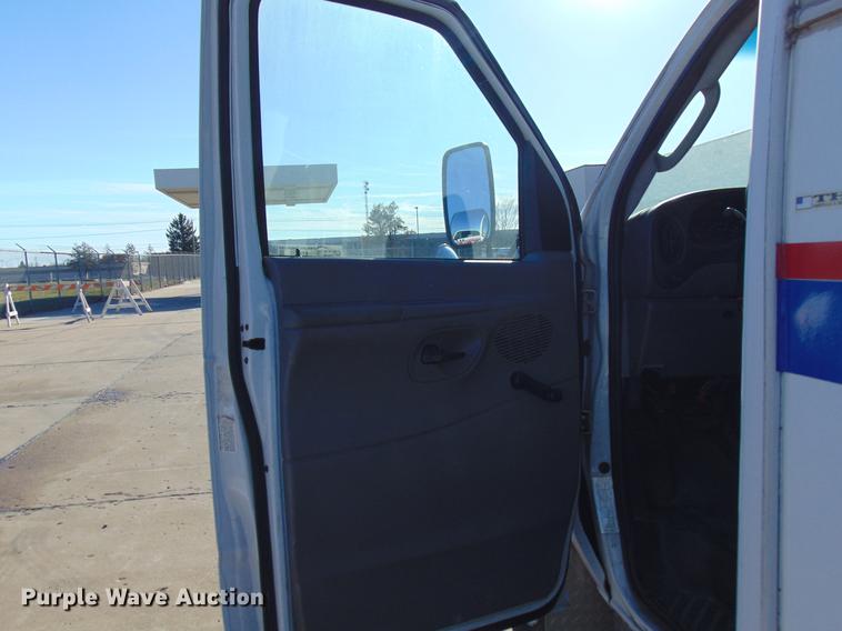 image for item EE9337 2005 Ford Econoline 450 bus