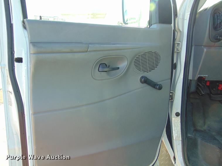 image for item EE9337 2005 Ford Econoline 450 bus