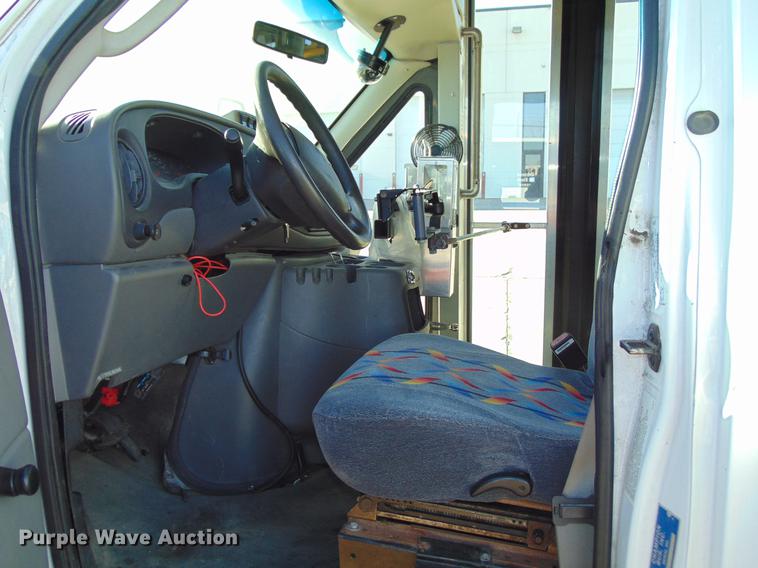 image for item EE9337 2005 Ford Econoline 450 bus