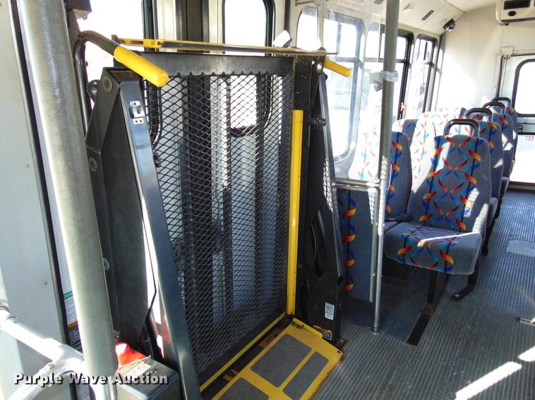 image for item EE9337 2005 Ford Econoline 450 bus