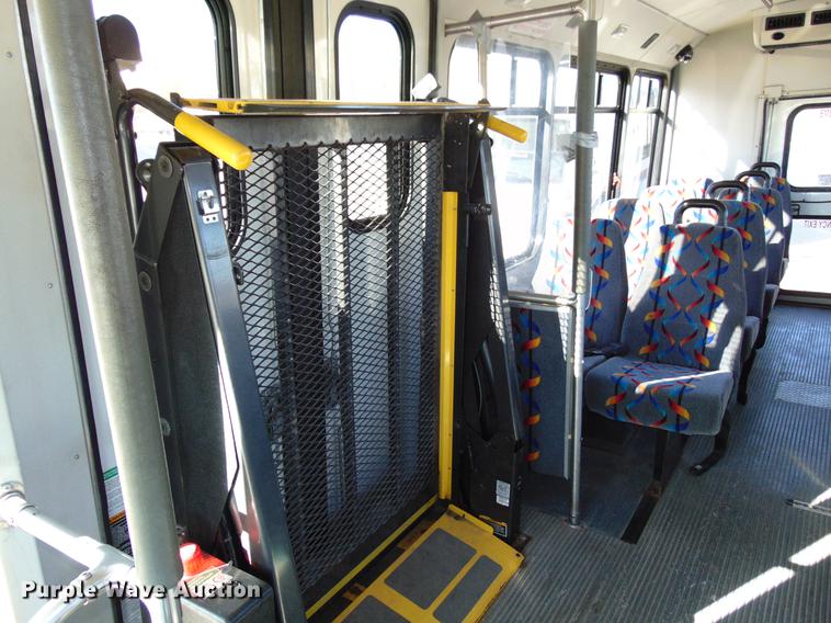 image for item EE9337 2005 Ford Econoline 450 bus