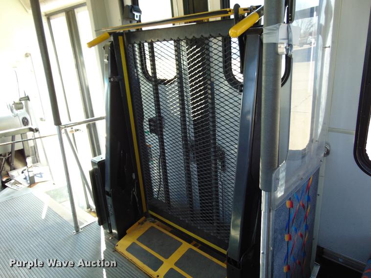 image for item EE9337 2005 Ford Econoline 450 bus