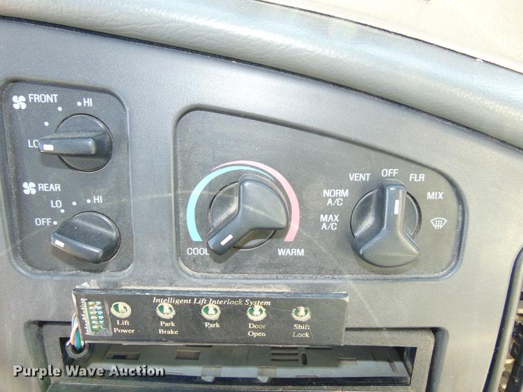 image for item EE9337 2005 Ford Econoline 450 bus