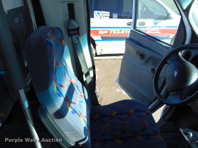 image for item EE9337 2005 Ford Econoline 450 bus