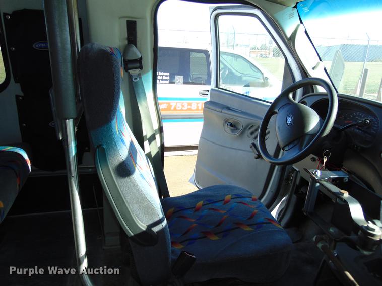 image for item EE9337 2005 Ford Econoline 450 bus