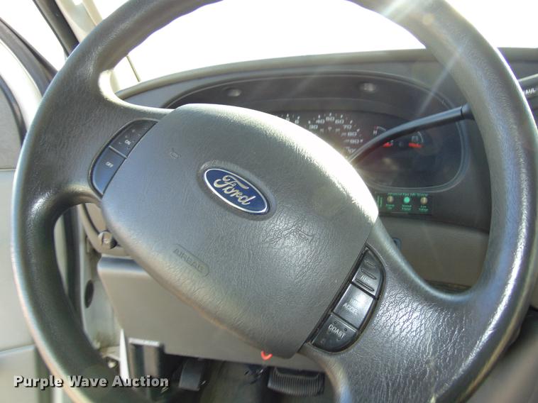 image for item EE9337 2005 Ford Econoline 450 bus