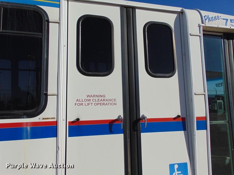 image for item EE9337 2005 Ford Econoline 450 bus