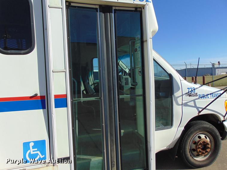 image for item EE9337 2005 Ford Econoline 450 bus