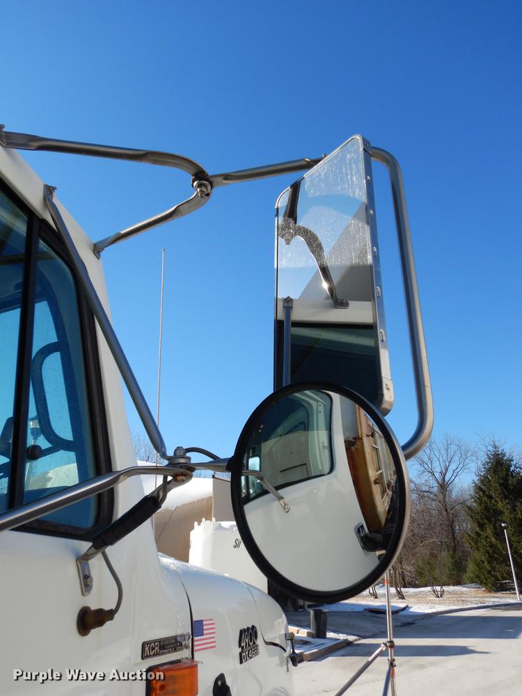 image for item J5532 2001 International 4900 dump truck