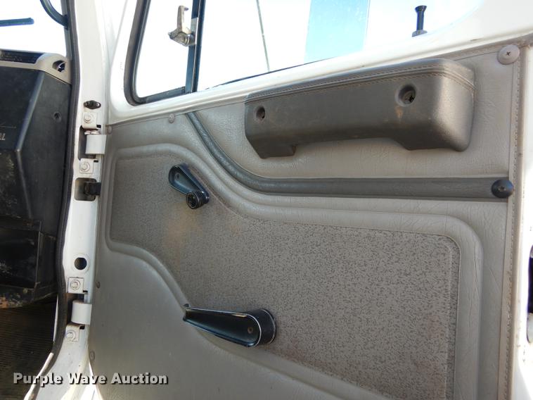 image for item J5532 2001 International 4900 dump truck