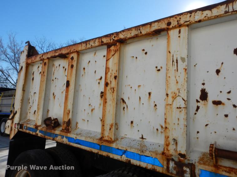 image for item J5532 2001 International 4900 dump truck