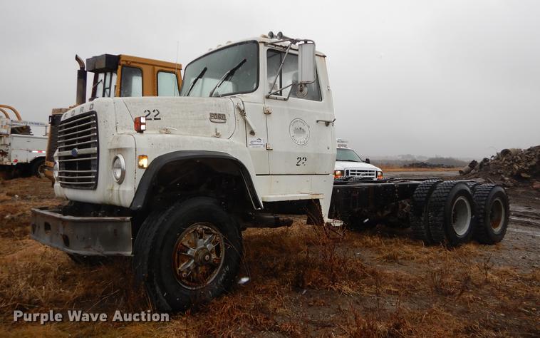 image for item J5533 1980 Ford 8000 truck cab and chassis