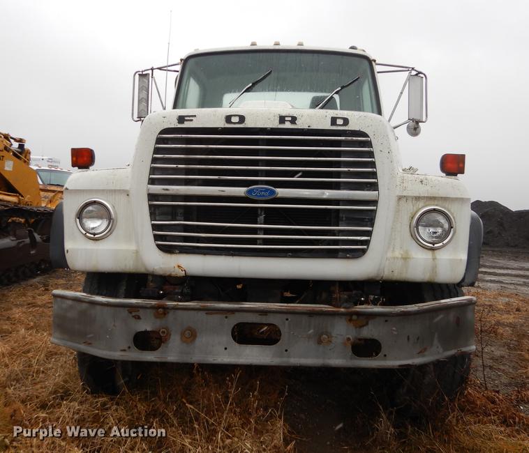 image for item J5533 1980 Ford 8000 truck cab and chassis