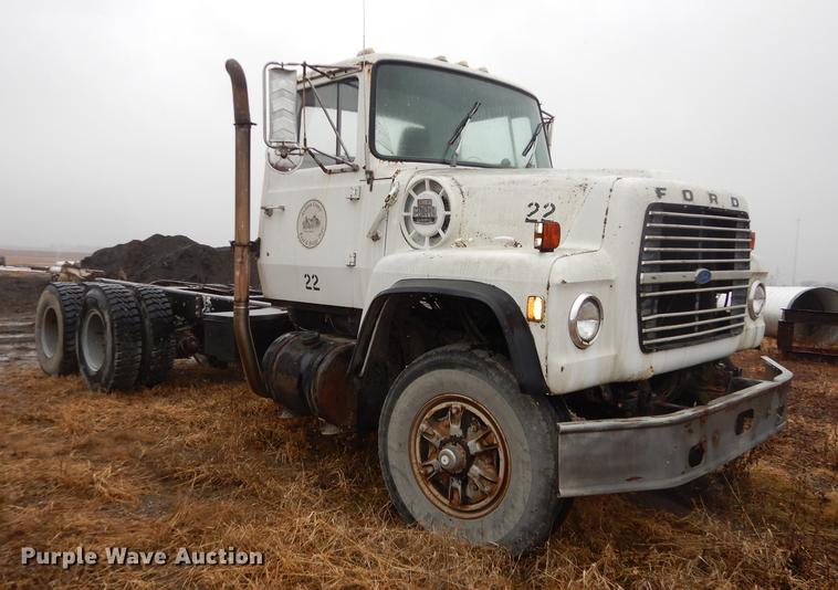 image for item J5533 1980 Ford 8000 truck cab and chassis