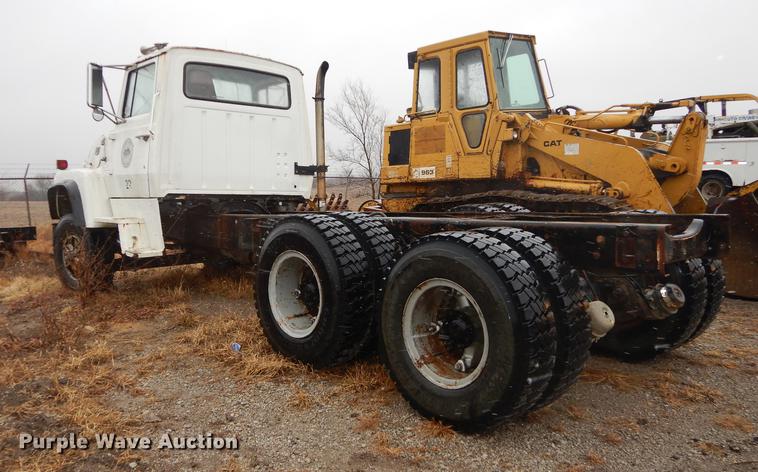 image for item J5533 1980 Ford 8000 truck cab and chassis